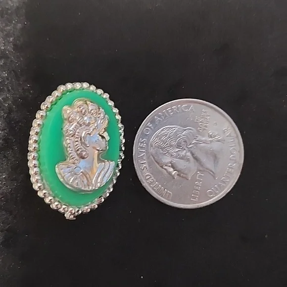 Vintage Japan Green Plastic Cameo Brooch Silver Tone Oval Lady Portrait - Picture 3 of 3